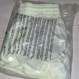 Lululemon Hotty Hot High-Rise Short 2.5” SIZE 4 ELIXIR PALE YELLOW RARE 2.5" NWT